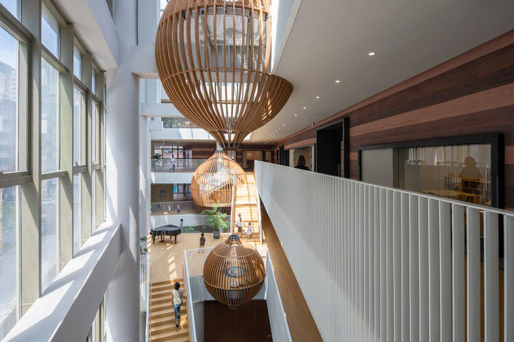 Cheer Kindergarten / HIBINOSEKKEI + Youji no Shiro - Фотография интерьера, дерево, освещение, стекло