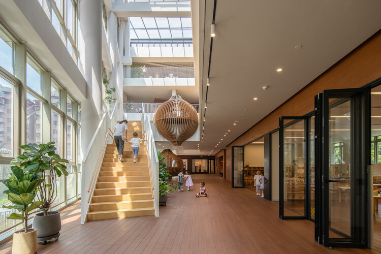 Cheer Kindergarten / HIBINOSEKKEI + Youji no Shiro - Фотография интерьера, лестница, дерево, освещение, стекло