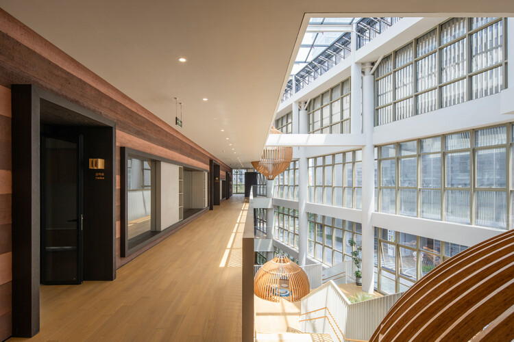 Cheer Kindergarten / HIBINOSEKKEI + Youji no Shiro - Фотография интерьера, дерево, освещение, стекло