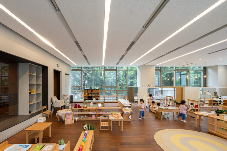 Cheer Kindergarten / HIBINOSEKKEI + Youji no Shiro - Фотография интерьера, Столовая, Стеллаж, Стул, Стекло