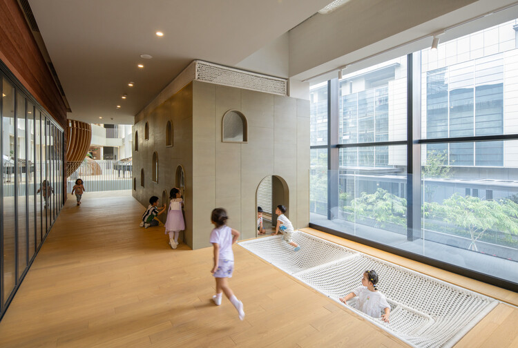 Cheer Kindergarten / HIBINOSEKKEI + Youji no Shiro - Фотография интерьера, стекло