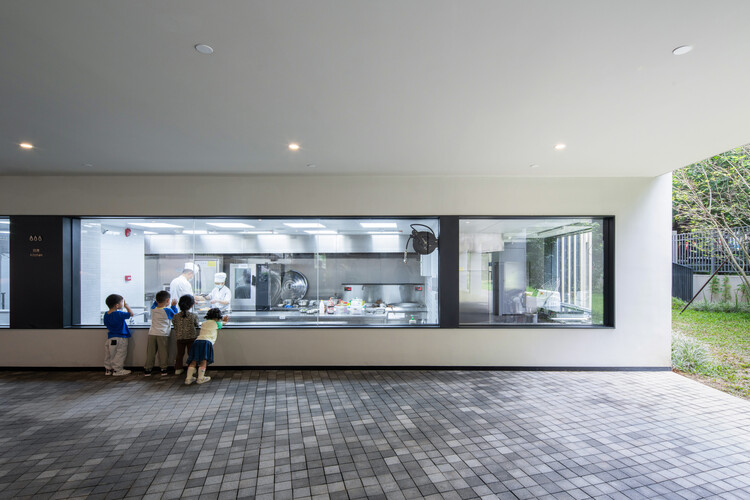 Cheer Kindergarten / HIBINOSEKKEI + Youji no Shiro - Фотография интерьера, кухни, стекла