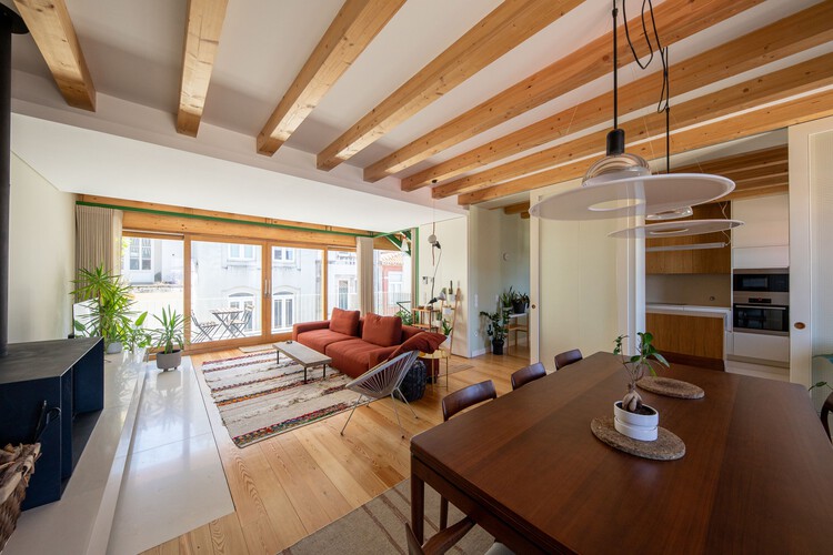 Atelier 111 House / André Simão & Nuno Bessa - Фотография интерьера, гостиная, дерево, стол, стул, освещение