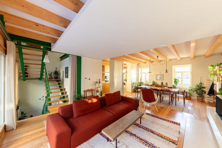 Atelier 111 House / Андре Симау и Нуно Бесса - Фотография интерьера, гостиная, дерево, дверь, стул