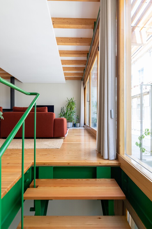 Atelier 111 House / Андре Симау и Нуно Бесса - Фотография интерьера, лестница, дерево, перила