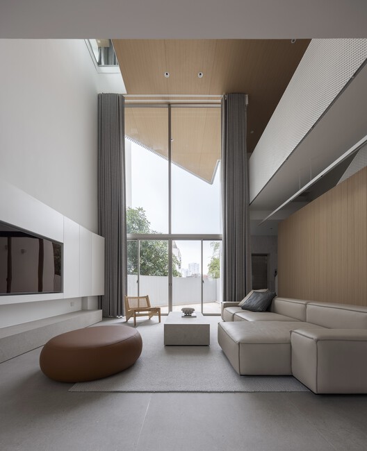 Tram House / HO Studio - Фотография интерьера, гостиная, диван, стул