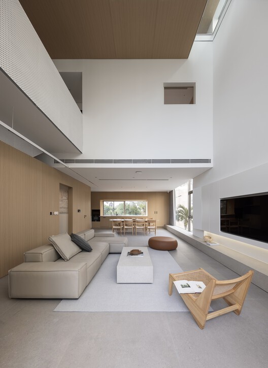 Tram House / HO Studio — Фотография интерьера, гостиная, стул
