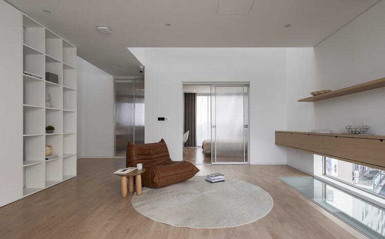 Tram House / HO Studio - Фотография интерьера, дерево, освещение