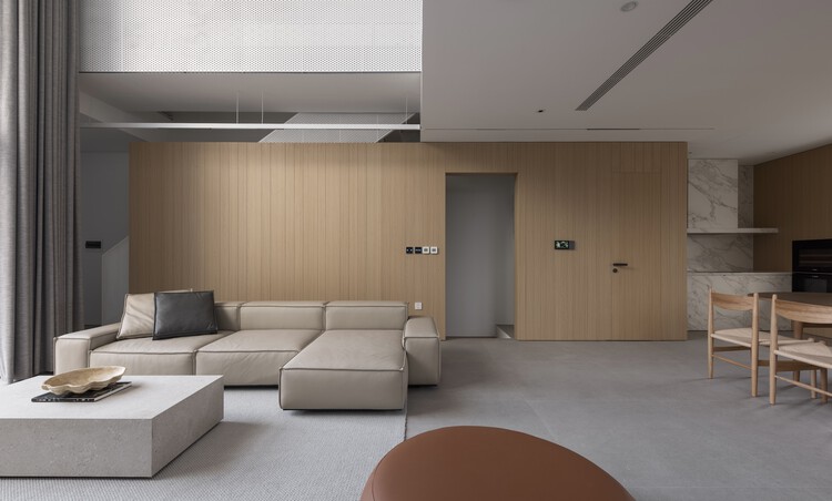 Tram House / HO Studio — Фотография интерьера, гостиная, стул