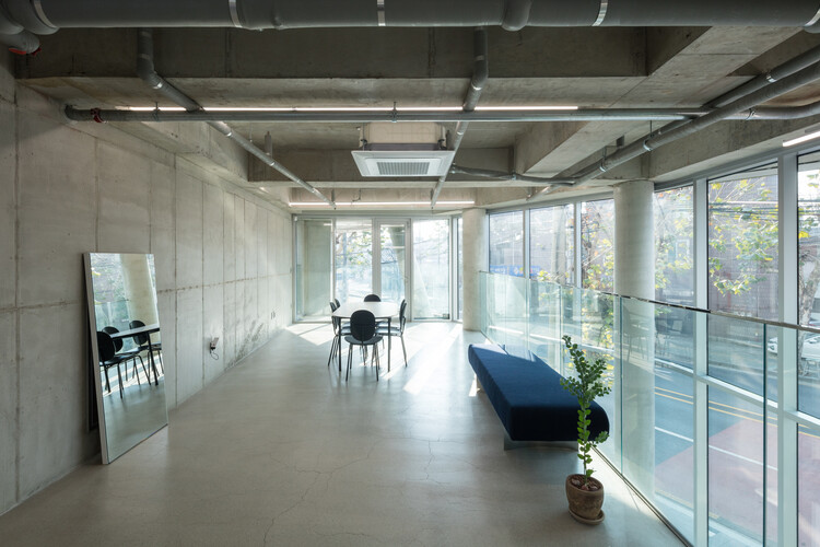 A-Building / LIFE Architects - Интерьерная фотография, стекло, освещение, стул