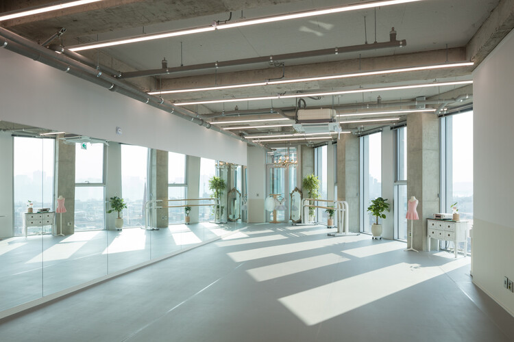 A-Building / LIFE Architects - Фотография интерьера, стекло, стул