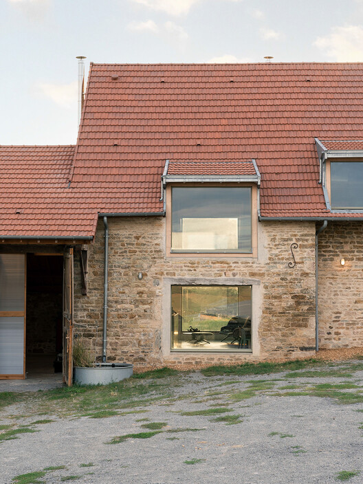 Реконструкция и переоборудование фермы La Grange Burgundy / Le Dévehat Vuarnesson Architectes - Фотография экстерьера, Кирпич, Бетон