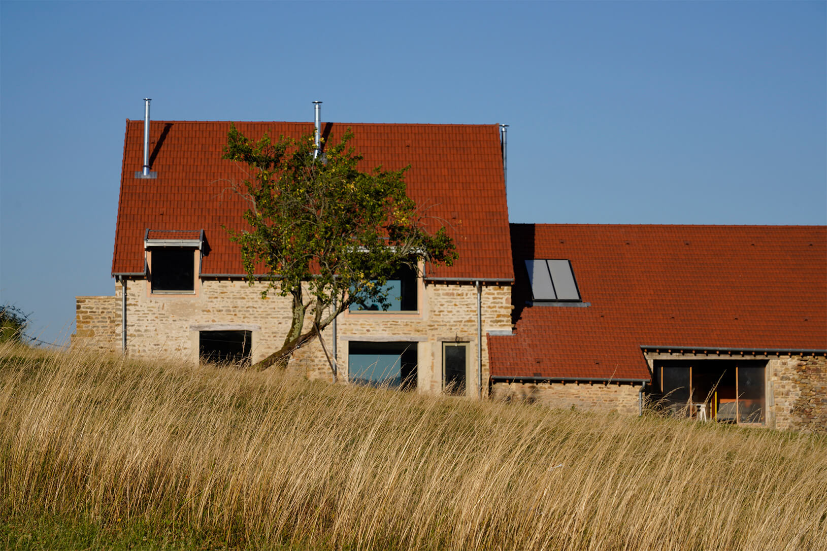 Реконструкция и переоборудование фермы La Grange в Бургундии / Le Dévéhat Vuarnesson Architectes