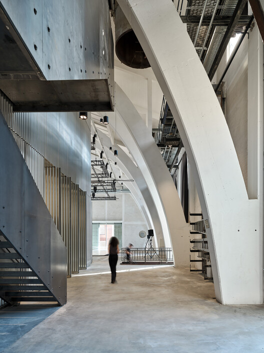 Национальный центр танца и хореографии Dansehallerne / Mikkelsen Arkitekter - Фотография интерьера, лестница, стекло
