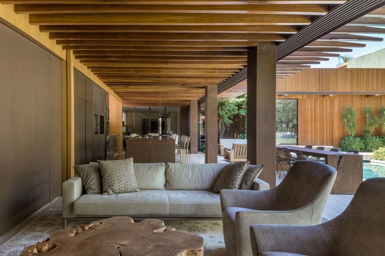 Dezessete House / Studio Gontijo Arquitetura - Фотография интерьера, гостиная, дерево, диван, стол, стул