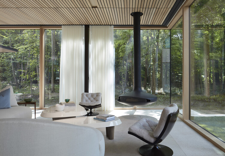 Meadow Lane Retreat / Wheeler Kearns Architects — фотография интерьера, гостиная, дерево, стул, стекло