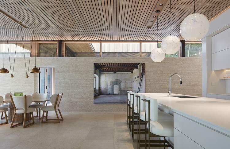 Meadow Lane Retreat / Wheeler Kearns Architects — фотография интерьера, кухня, дерево, освещение, стол, столешница
