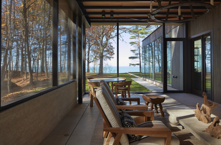Meadow Lane Retreat / Wheeler Kearns Architects — Фотография интерьера, Столовая, Дерево, Терраса, Балка