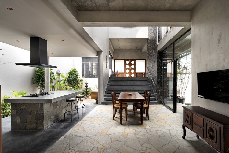TropiBox Kochi House / TAB/Бюро тропической архитектуры - Фотография интерьера, Столовая, Бетон, Балка
