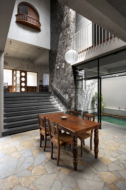 TropiBox Kochi House / TAB/Бюро тропической архитектуры - Фотография интерьера, дерево, освещение, стул
