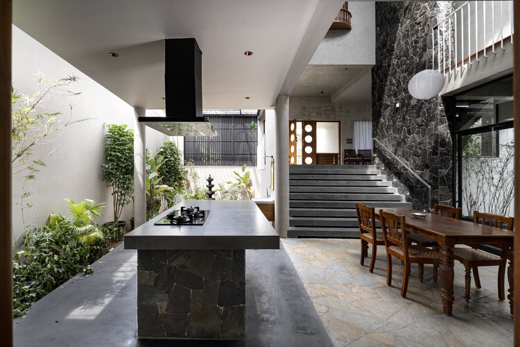 TropiBox Kochi House / TAB/Бюро тропической архитектуры - Фотография интерьера, кухня, дерево, бетон, балка