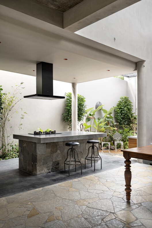 TropiBox Kochi House / TAB/Бюро тропической архитектуры - Фотография интерьера, кухня, бетон