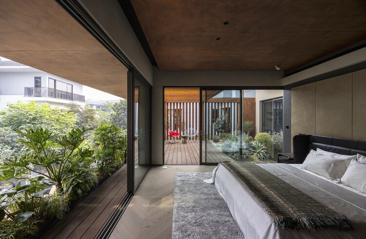 BT5 Villa / APDI — Фотография интерьера, спальня, двор, балкон