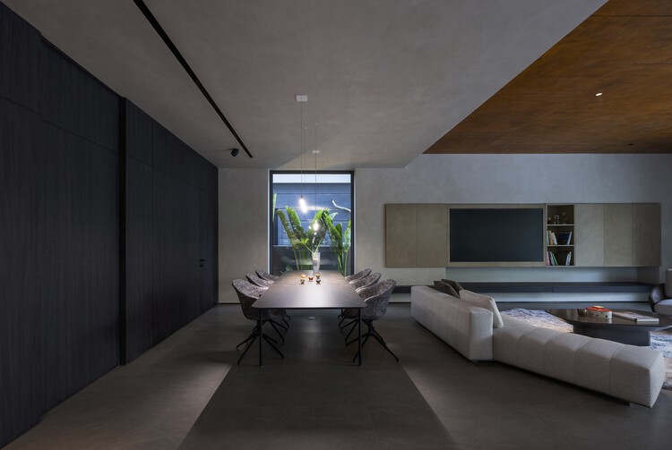 BT5 Villa / APDI — Фотография интерьера, гостиная, стол, стул