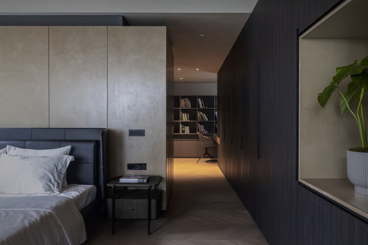 BT5 Villa / APDI — Фотография интерьера, дерево, спальня, освещение, кровать, стеллажи