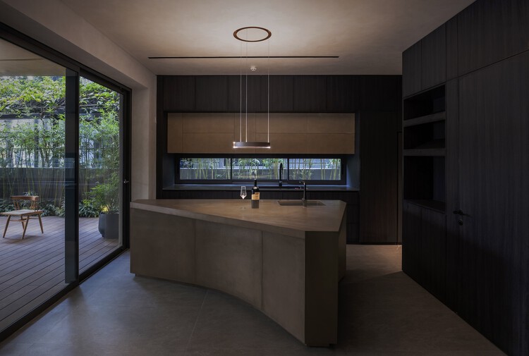 BT5 Villa / APDI — Фотография интерьера, кухня, дерево, освещение, столешница, стекло