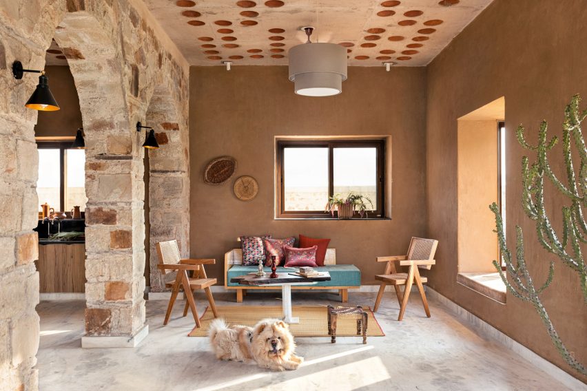 Гостиная Stone House от студии Sketch Design с собакой