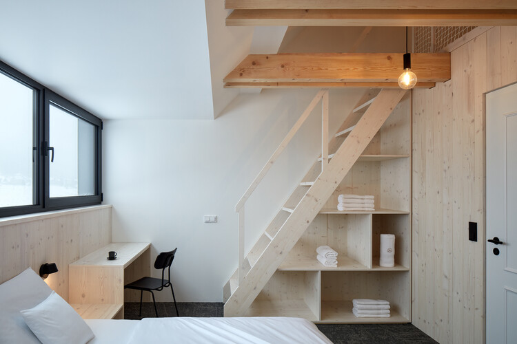 Milada Cottage / ADR - Фотография интерьера, Дерево, Спальня, Кровать