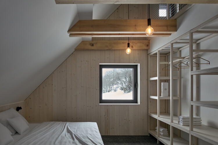 Milada Cottage / ADR - Фотография интерьера, спальня, дерево, освещение, балка