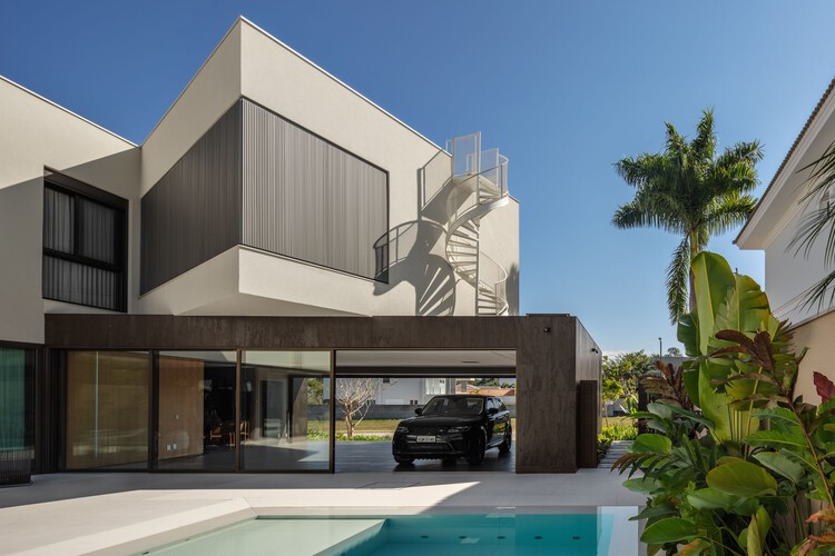 Galeriah House / Okha arquitetura e design - Экстерьерная фотография, Двор, Балкон
