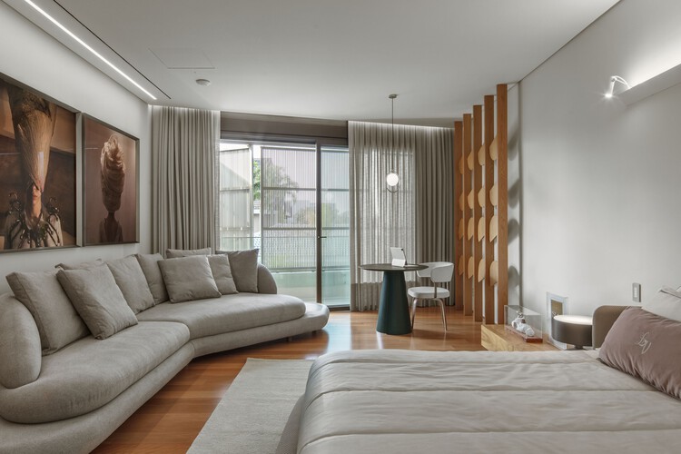 Galeriah House / Okha arquitetura e design - Фотография интерьера, гостиная, диван, дерево, освещение, стол, стул