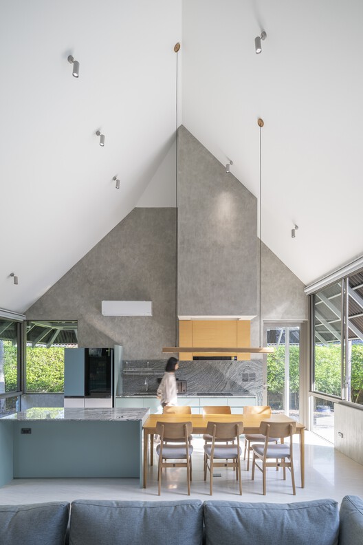 Baan Meesook / VYN Studio — Фотография интерьера, кухни, стула
