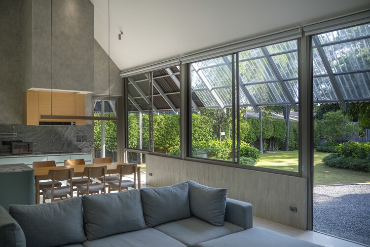 Baan Meesook / VYN Studio — Фотография интерьера, гостиная, стекло, балка