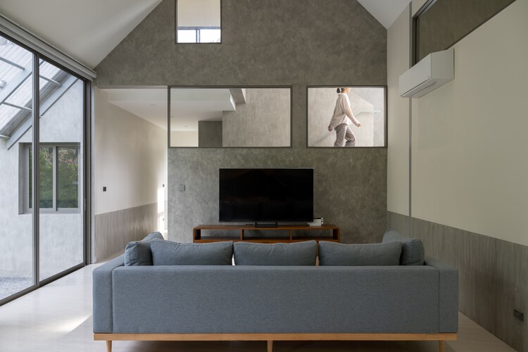 Baan Meesook / VYN Studio — Фотография интерьера, гостиная, дерево, бетон