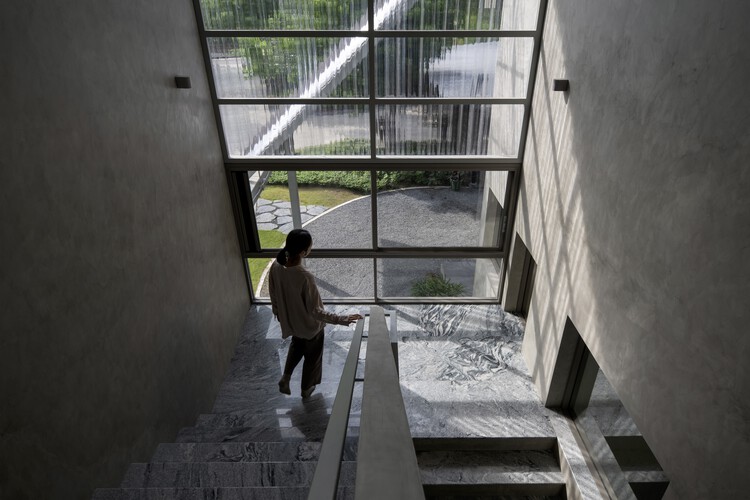 Baan Meesook / VYN Studio — Фотография интерьера, лестница, бетон