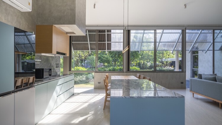 Baan Meesook / VYN Studio — Фотография интерьера, кухня, столешница, стекло, стул