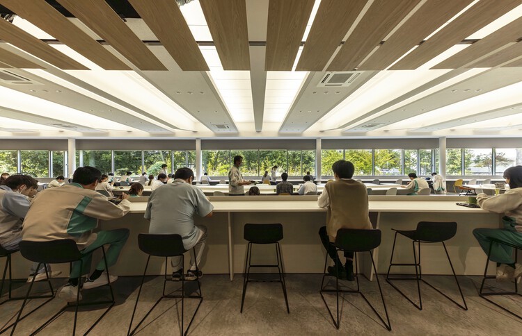 Кафетерий и офис промышленного парка Эйсай Кавасима / TAISEI DESIGN Planners Architects & Engineers - Фотография интерьера, столовая, стул