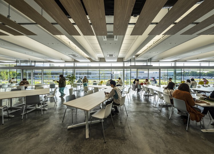 Кафетерий и офис промышленного парка Эйсай Кавасима / TAISEI DESIGN Planners Architects & Engineers - Фотография интерьера, стол, стул