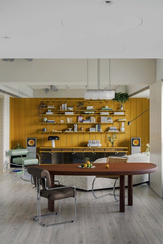 LEE Residence / InOrder Studio - Фотография интерьера, кухня, дерево, стол, стул, освещение, стеллажи