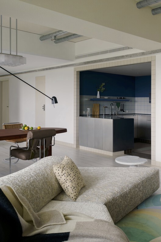 LEE Residence / InOrder Studio - Фотография интерьера, кухня, дерево, стол, освещение, диван, стул