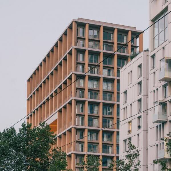 LAN «намеренно обнажает» массивную деревянную конструкцию башни Wood Up.