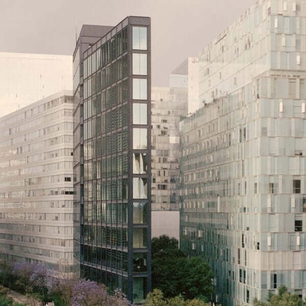 HEMAA использует черную сталь для узкого небоскреба в Мехико