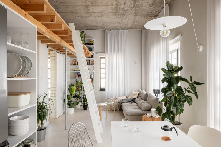 Pink Mill Aparment / Kilo / Honc - Фотография интерьера, гостиная, дерево, освещение, стул, стол
