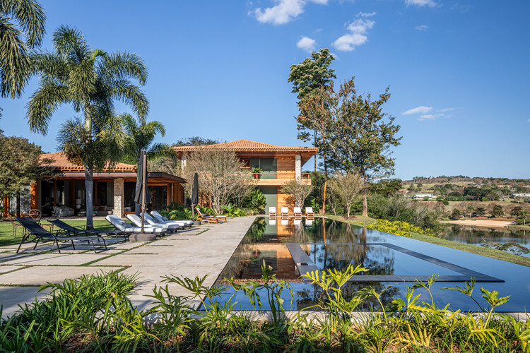 Дом у озера / Gilda Meirelles Arquitetura — изображение 2 из 27