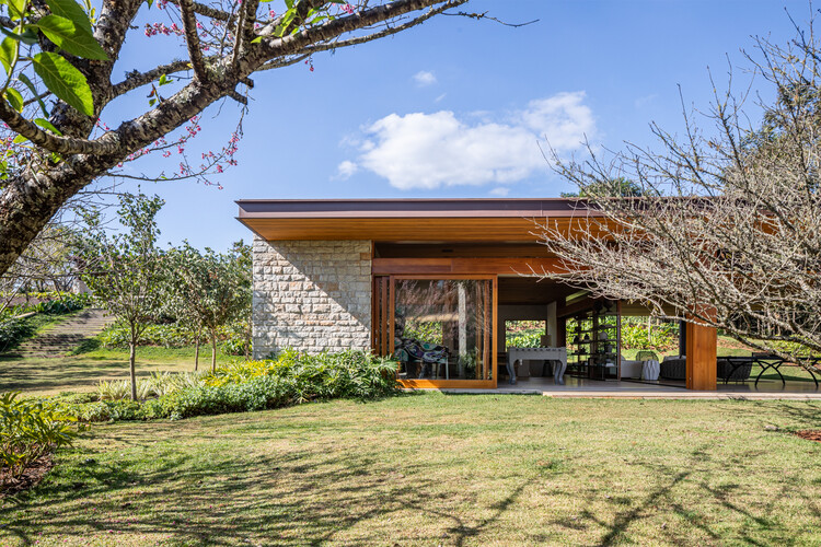 Дом у озера / Gilda Meirelles Arquitetura — Изображение 8 из 27