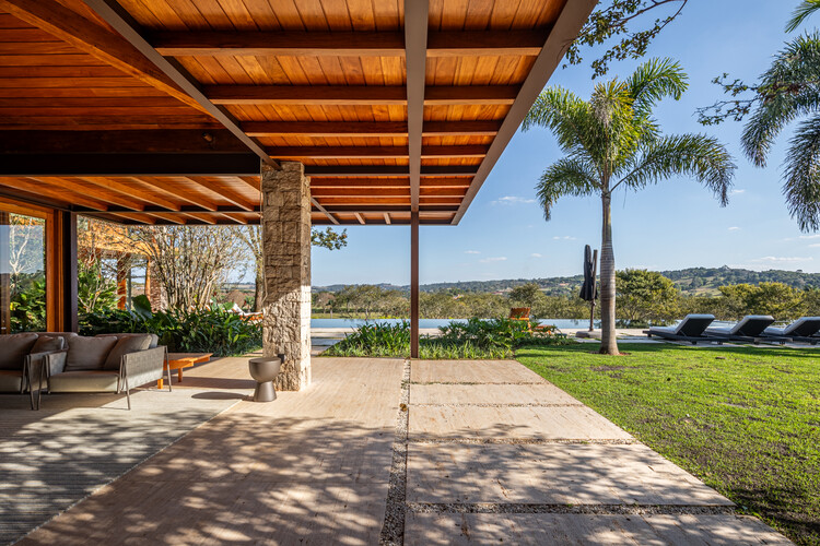 Дом у Озера / Gilda Meirelles Arquitetura - Фотография Экстерьера, Сад, Патио, Терраса, Балка